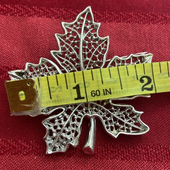 Vintage Signed Sarah Coventry SilverTone Filigree Maple Leaf Broach - Picture 5 of 5